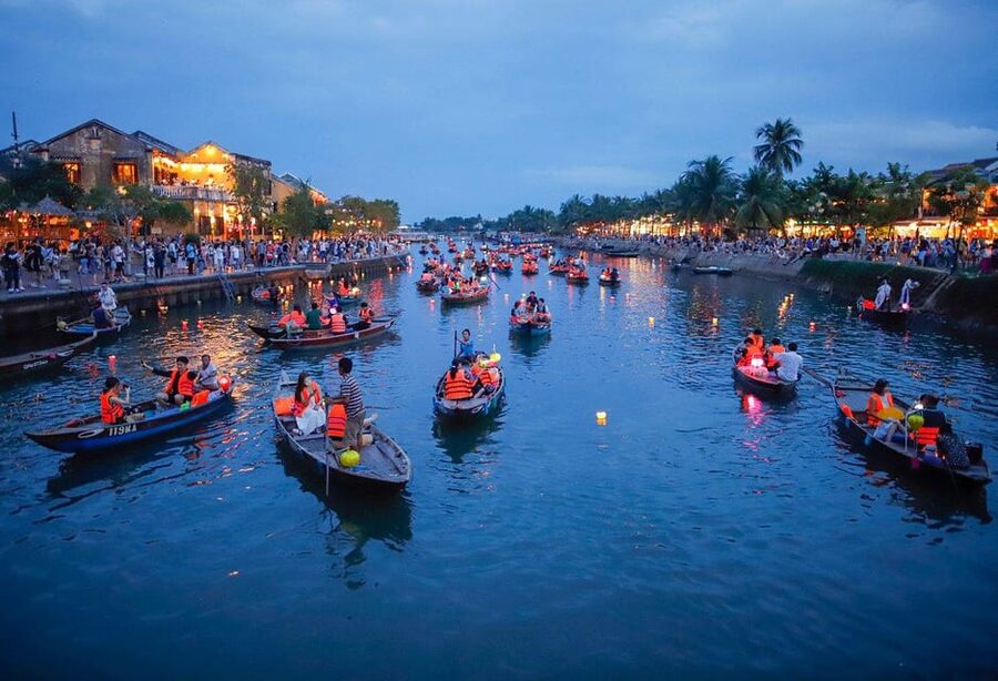 Hoi An Lantern Boat Ride on the Thu Bon River - Entering the Scene: Meeting at Tran Phu Street