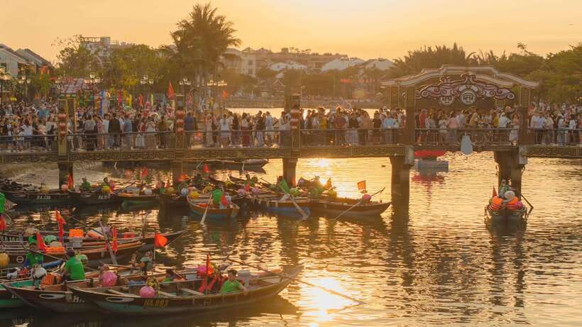 Hoi An : Lantern Boat Trip & Release Lantern - Entering Hoi An’s Night Scene From the Water