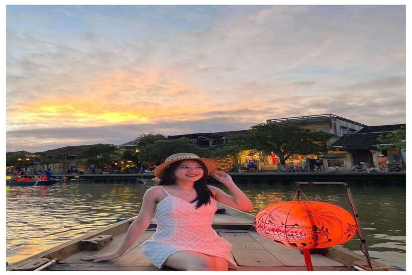 Hoi An : Lantern Boat Trip & Release Lantern - Traditional Folk Songs on Board