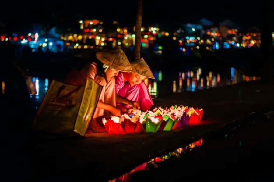 Hoi An : Night Boat Trip and Floating Lantern on Hoai River - Provider and meeting flow: what you can expect on the ground