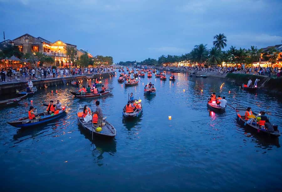 Hoi An : Night Boat Trip and Floating Lantern on Hoai River - Hoi An at night from the Hoai River: what the 15 minutes really give you