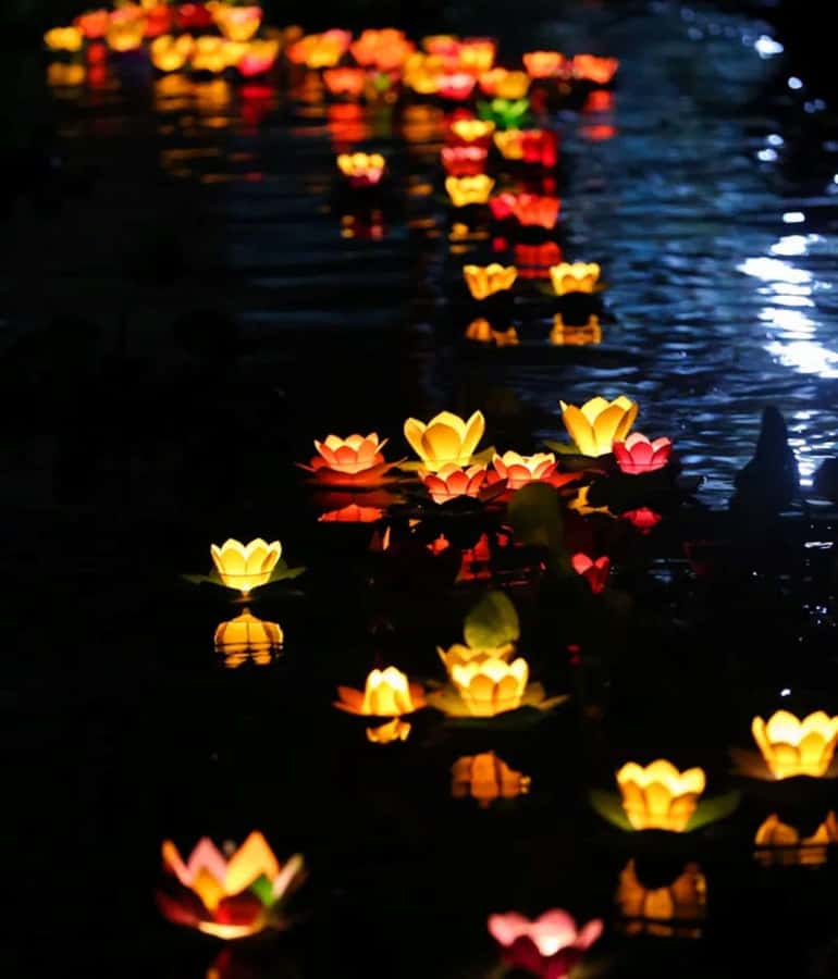 Hoi An : Night Boat Trip and Floating Lantern on Hoai River - Timing and crowds: the real challenge is 18:30 to 19:30
