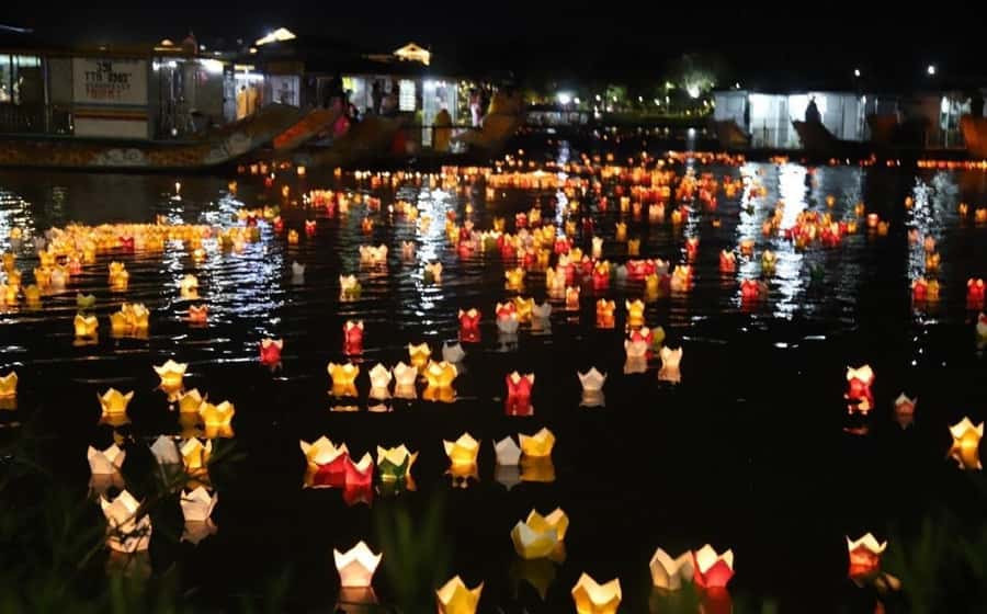 Hoi An : Night Boat Trip and Floating Lantern on Hoai River - Meeting at Tran Phu: how to get to Kazimierz Kwiatkowski bust and the dock