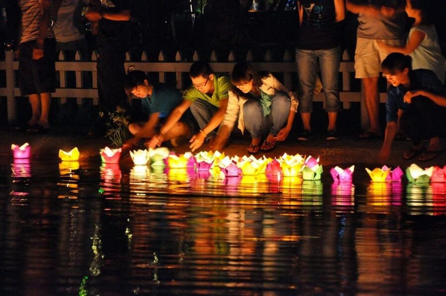 Hoi An: Night Boat Trip and Release Lantern at Hoai River - Waterfront Photo Magic: Lotus Lantern Sellers and Night Market Energy