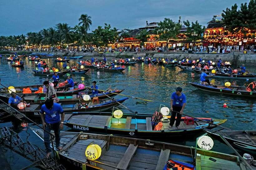 Hoi An: River Lantern Boat Experience with Free 5G eSIM - Old Town stroll and night market time after the boat
