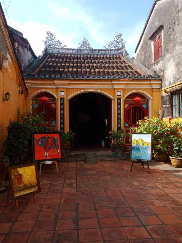 Hoi An: River Lantern Boat Experience with Free 5G eSIM - Herbal tea and photo help, the small extras that matter at night