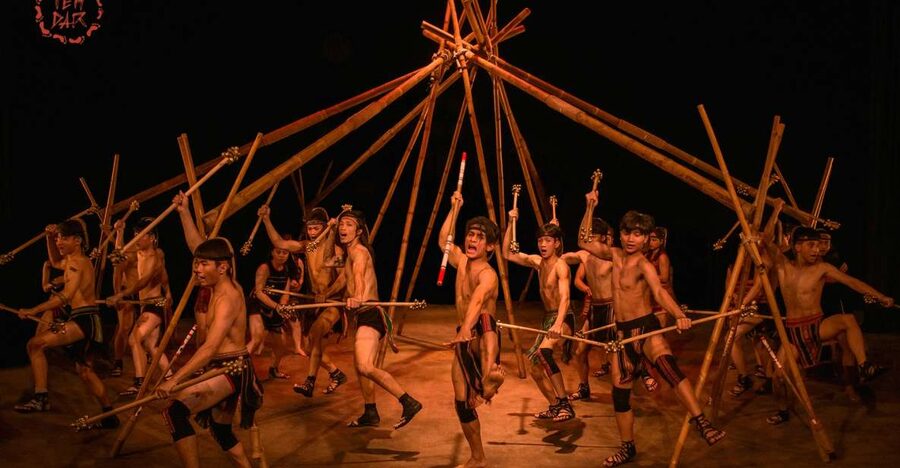 Hoi An: Teh Dar Vietnamese Bamboo Circus at Lune Center - The show theme, going in circle, and what you will actually see