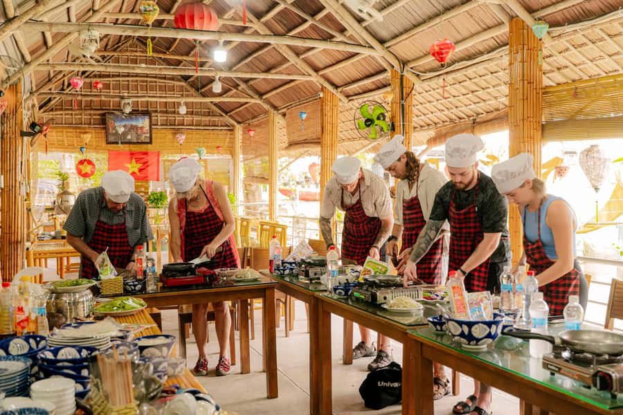 Hoi An: Unique Street Food Tour - Starting at IVEGAN SUPERSHOP Hoi An, then heading into the old town