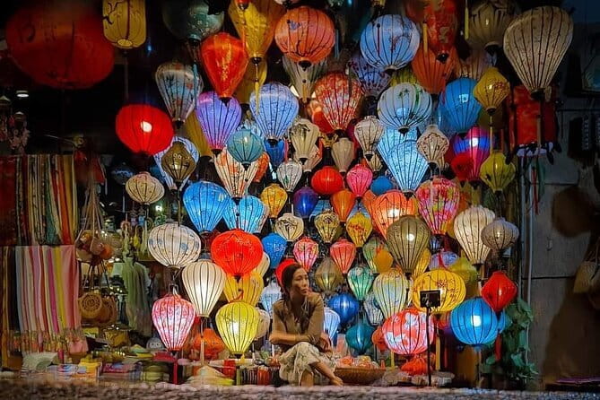 Hoi An Walking Tour, Sampan Boat Trip , Foodie Tour by Night - Traditional house music, and why it fits this tour