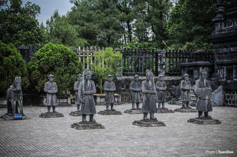 Hue City Full-Day Tour with Dragon Boat Trip & Lunch - Khai Dinh tomb: artful mixing, and lots of close detail