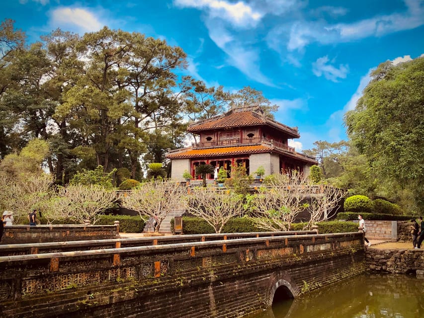 Hue: Dragon Boat, Imperial City & Royal Tombs Full-Day Tour - Thien Mu Pagoda, Hue’s oldest riverside temple and its big symbolism