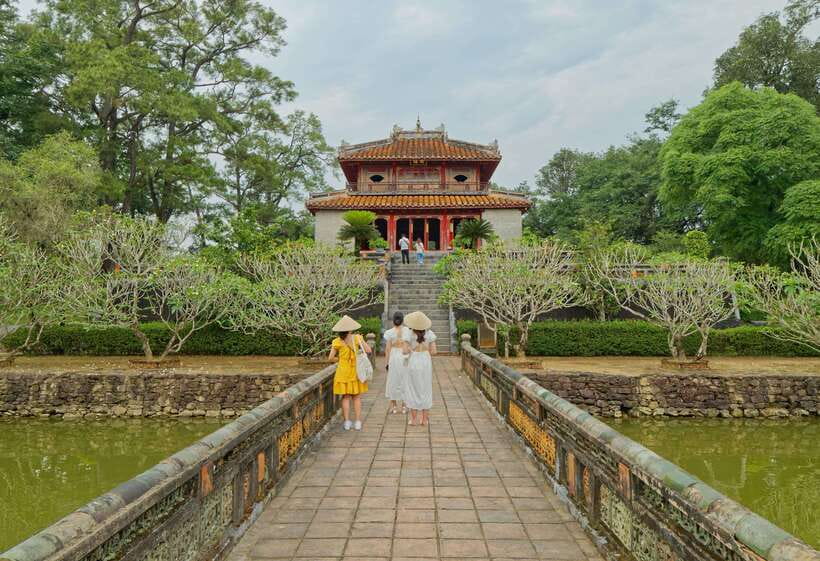 Hue: Dragon Boat, Perfume River, Pagoda & Royal Tomb Tour - Thuy Xuan Incense Village, try incense-making the hands-on way