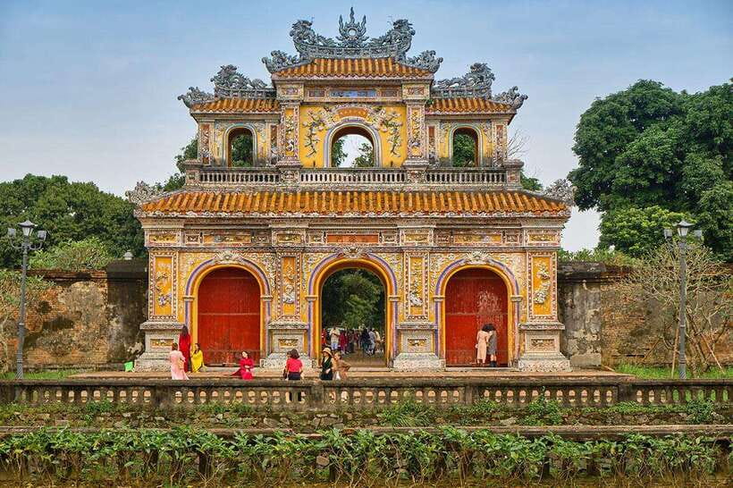 Hue: Hue Walking Tour to Imperial Citadel with Tour Guide - Thai Hòa Palace: where coronations turned into legitimacy