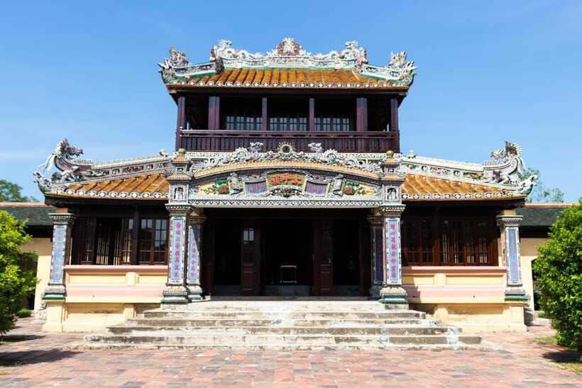 Hue: Hue Walking Tour to Imperial Citadel with Tour Guide - Dien Diên Thọ and the Queen Mother residence: carved elegance with purpose