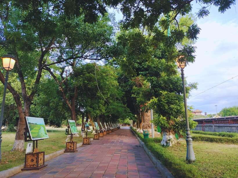 Hue: Hue Walking Tour to Imperial Citadel with Tour Guide - Duyet Thi Duong Royal Theater and Thiệu Phương Garden: the pause that makes it work