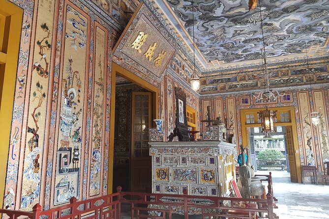 Hue Imperial City Private Tour with Royal Lunch - Royal lunch in Hue: Bun Bo Hue with a historic setting