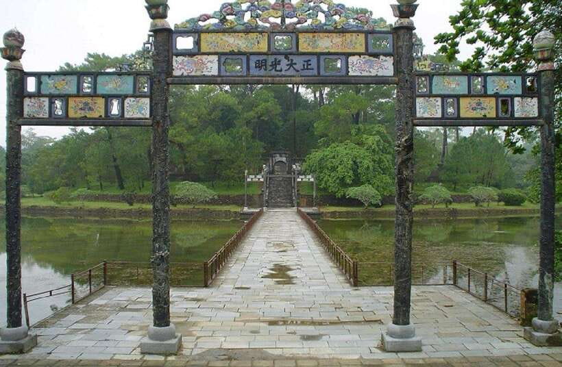 Hue: Private Dragon Boat, Pagoda, and Royal Tomb Tour - Optional extra stops outside the main tombs