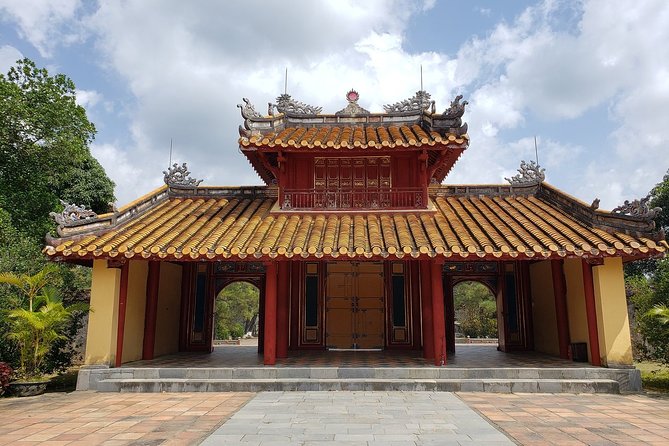Hue’s Top Attractions by Car with Informative ES Driver - What 5 to 6 hours in Hue feels like