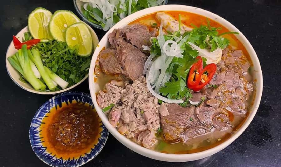 Hue Street Food Walking Tour with Local Dishes - Hàng Me Mẹ: four Hue cakes you’ll compare side by side