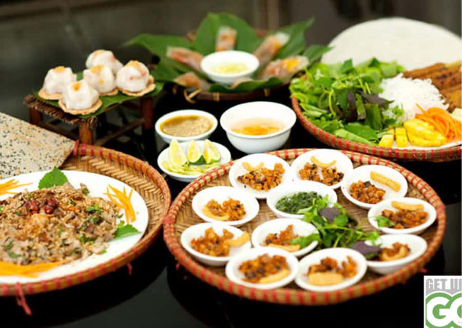 Hue Street Food Walking Tour with Local Dishes - Meeting at Vua Da and how the walking part works