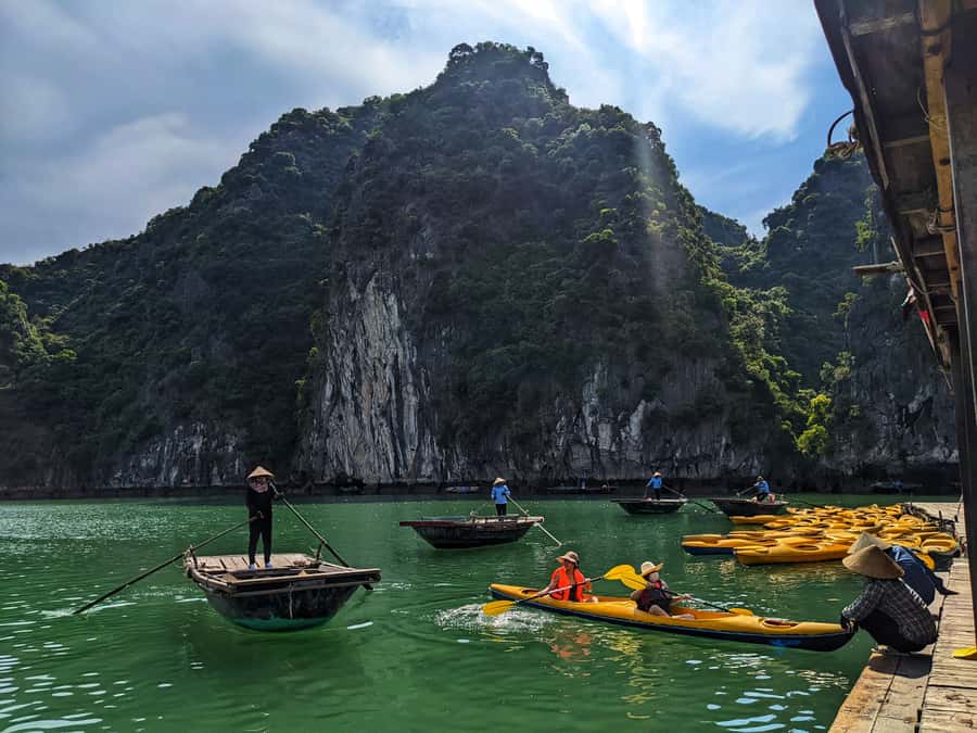 Lan Ha bay cruise and kayak (small group guaranteed) - First cruise stretch: Cai Beo fishing village and karst towers