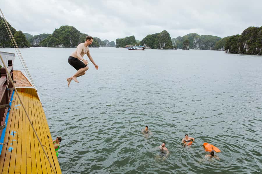 Lan Ha Bay - Kayaking 1 Day on cruise - The 16:00 Sunset Return to Cat Ba