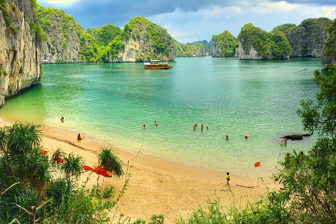 Lan Ha - Ha Long bay with local experts (small group guaranteed) - Guides that keep the day flowing, from Hoan to Luffy