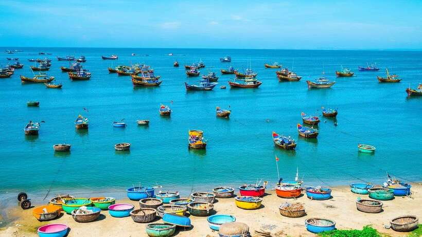 Mui Ne Group tour: Sunrise or Sunset Jeep Tour Sand Dunes - Wind turbine and Hon Rom Beach: quick stops that add variety