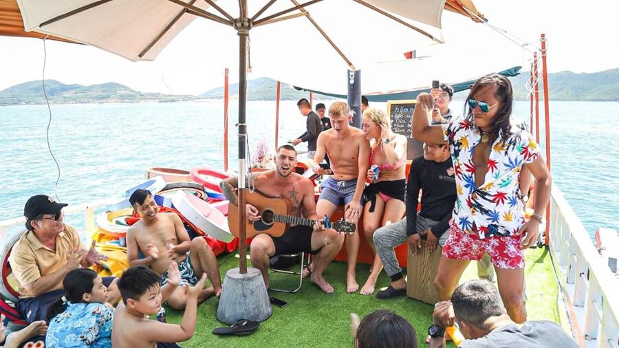 Nha Trang: Coral Reef Snorkeling and Floating Bar Party - Drinks, cocktails, and the real value of the package