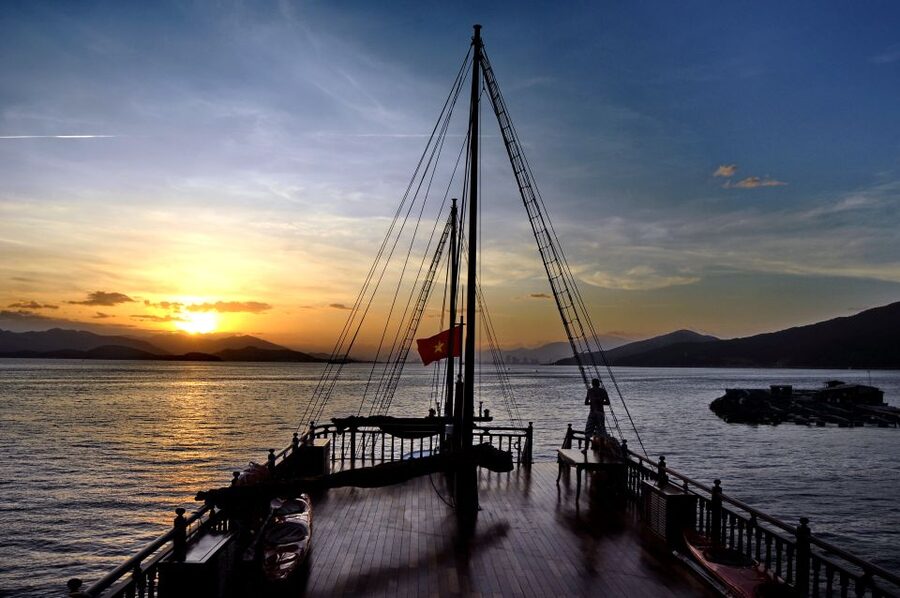 Nha Trang: Romantic Sunset Cocktails and Dinner Cruise - Nha Trang Bay at Sunset: What You See and Why Timing Matters