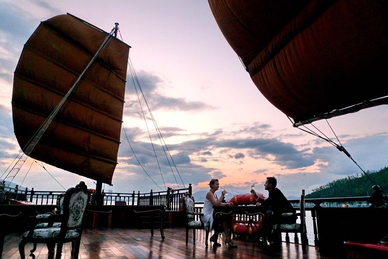 Nha Trang: Romantic Sunset Cocktails and Dinner Cruise - The 5-Course Lobster Seafood Dinner Served at Sea