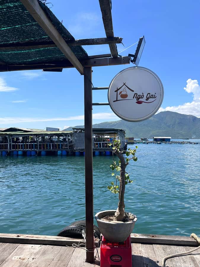 Nha Trang: Snorkeling Tour with BBQ Lunch at Coral Reef - BBQ lunch on board and at the floating restaurant: the meal part of the story