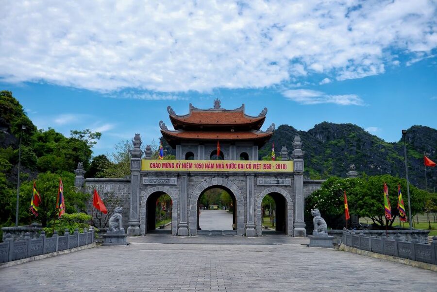 Ninh Binh Daily: Hoa Lu, Mua Cave, Tam Coc, Bike & Swimming - Lunch at the bungalow, a break that doubles as a location