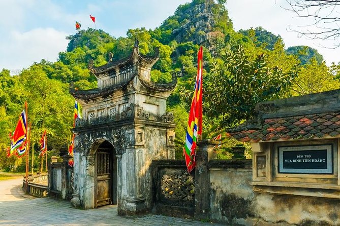 Ninh Binh Highlights Hoa Lu/Bai Dinh-Trang An/ Tam Coc- Mua Cave - Hoa Lu temples of the Dinh and Le Dynasties, a former capital you can actually read