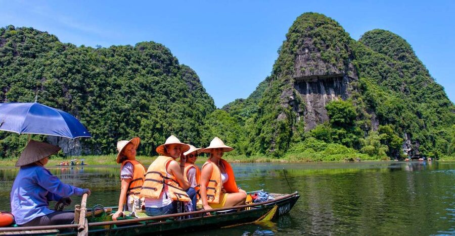 Ninh Binh: Hoa Lu, Mua Cave, and Trang An Tour and Boat Ride - Hoa Lu Citadel and the Dinh King and Le King temples