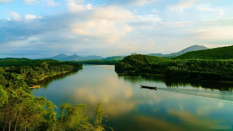 Official Hue: Dragon Boat, Imperial Citadel, & Market tour - Thien Mu Pagoda Stop: Calm Views and a Seven-Story Icon