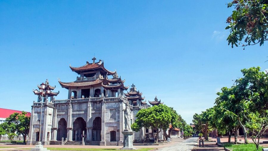 Private Car/Bus Renting Hanoi - Ninh Binh - Halong - Sapa... - Van Long Natural Reserve boat ride, reeds, caves, and King Kong filming context