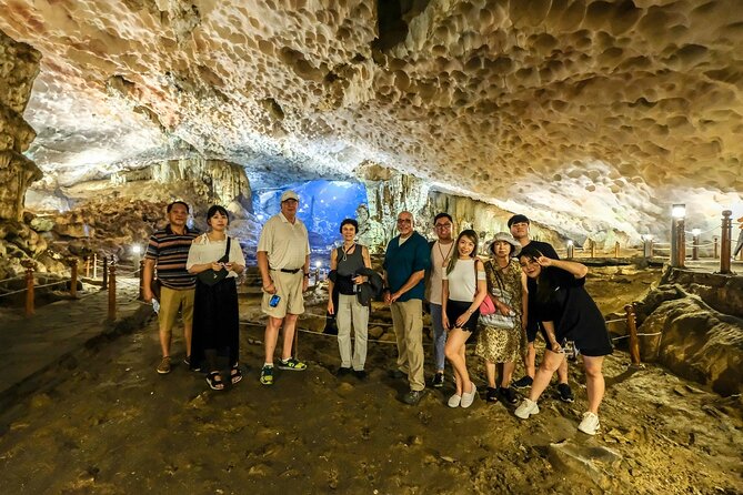 Private Ha Long bay day trip(From Hanoi city or Halong harbour) - Ba Hang floating village: kayaking or bamboo boat on the water