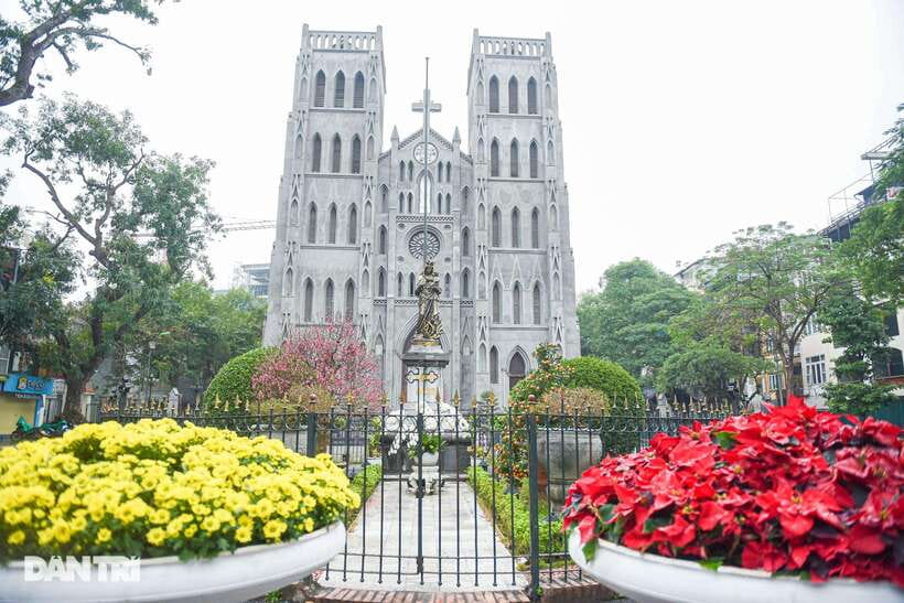 Private Hanoi Walking Tour with visit Train Street - Long Bien Bridge over the Red River: the photo stop with a pulse