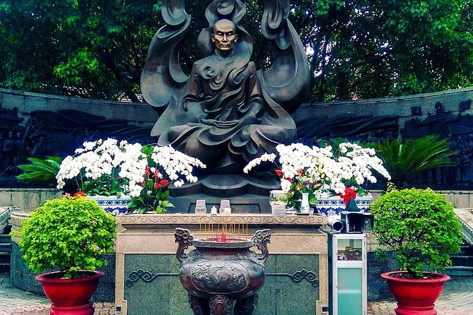 Private Hidden-Gem Sightseeing Motorbike Tour with Local Students - Ho Thi Ky Flower Market: why the timing matters