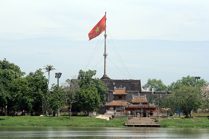 Round Trip: Da Nang/Hoi An – Hue with English-Speaking Driver - Thien Mu Pagoda: why this free stop is worth the time