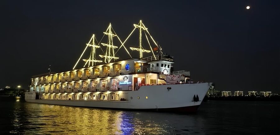 Saigon Dinner On Cruise Tour - Sunset Photos, Board Time, and the Calm Moment Before Dinner