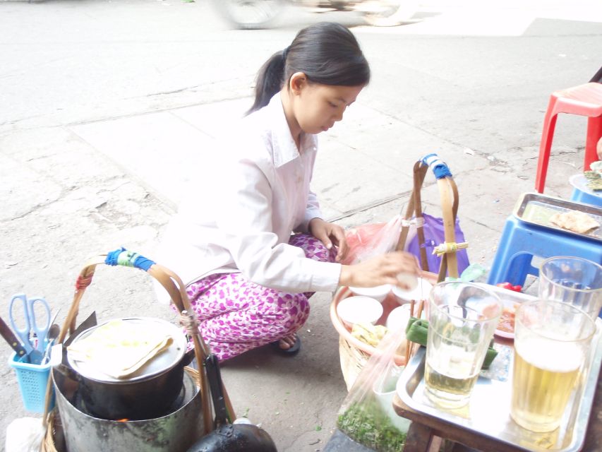 Street Food Tour Hanoi and Train Street Experience - Street food tastings: the included meal plus smart variety
