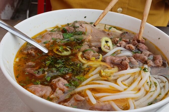 Super Niche Walking Street Food Tour in Ho Chi Minh City - Stop by Stop: Nguyen Thien Thuat to District 3, Then You Start Eating