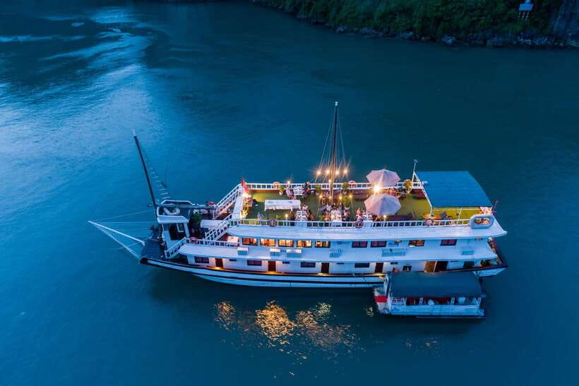 Swan Cruises: Bai Tu Long Bay 3 Day 2 Nights - Day 2: Vung Vieng Area, Fish and Pearl Farming, Trinh Nu Cave